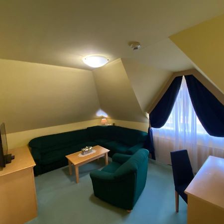巴拉克公园酒店 Nová Dubnica 外观 照片