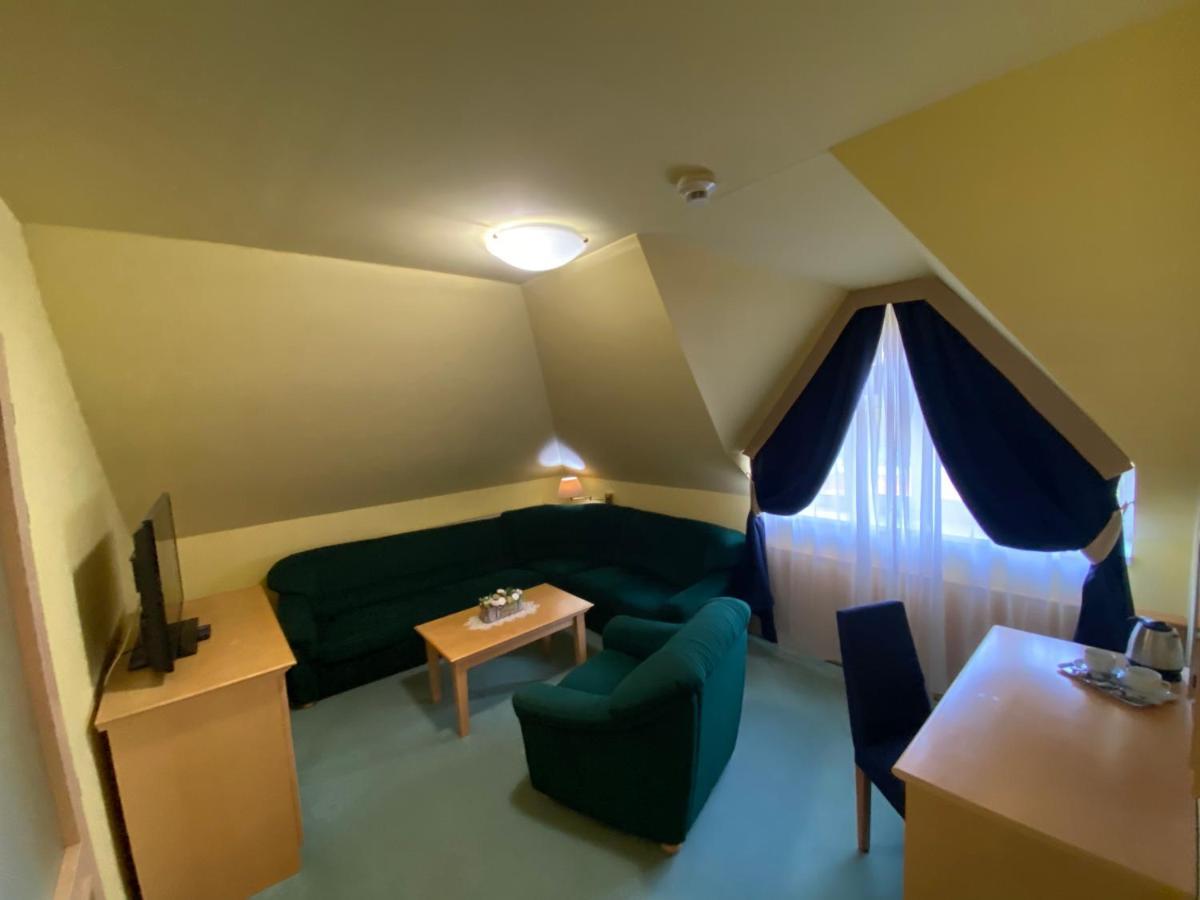 巴拉克公园酒店 Nová Dubnica 外观 照片