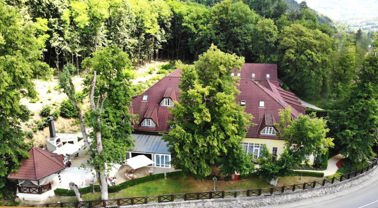 巴拉克公园酒店 Nová Dubnica 外观 照片