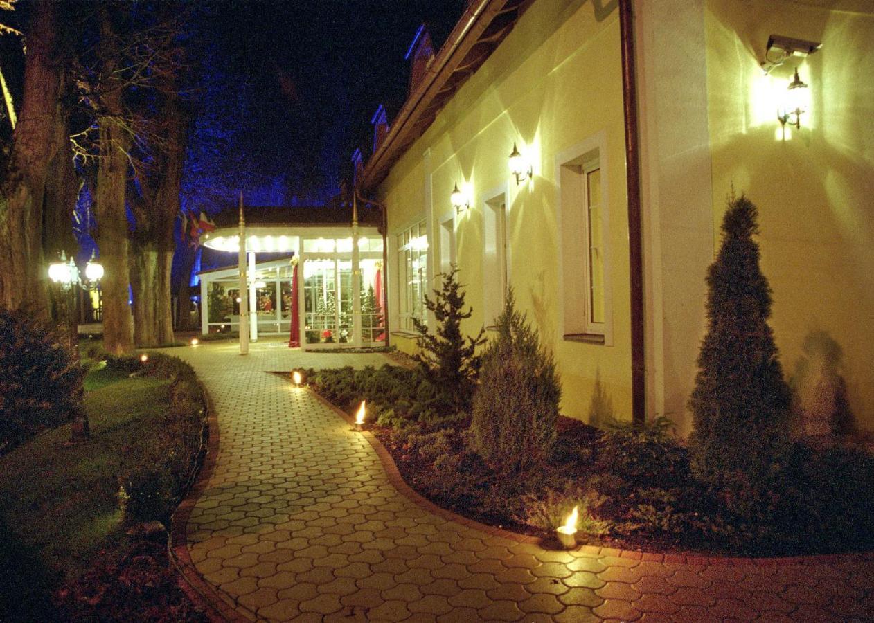 巴拉克公园酒店 Nová Dubnica 外观 照片